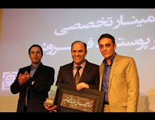 اعطاي تنديس مؤسسه آينده سازان فردا به استاد شكوهي